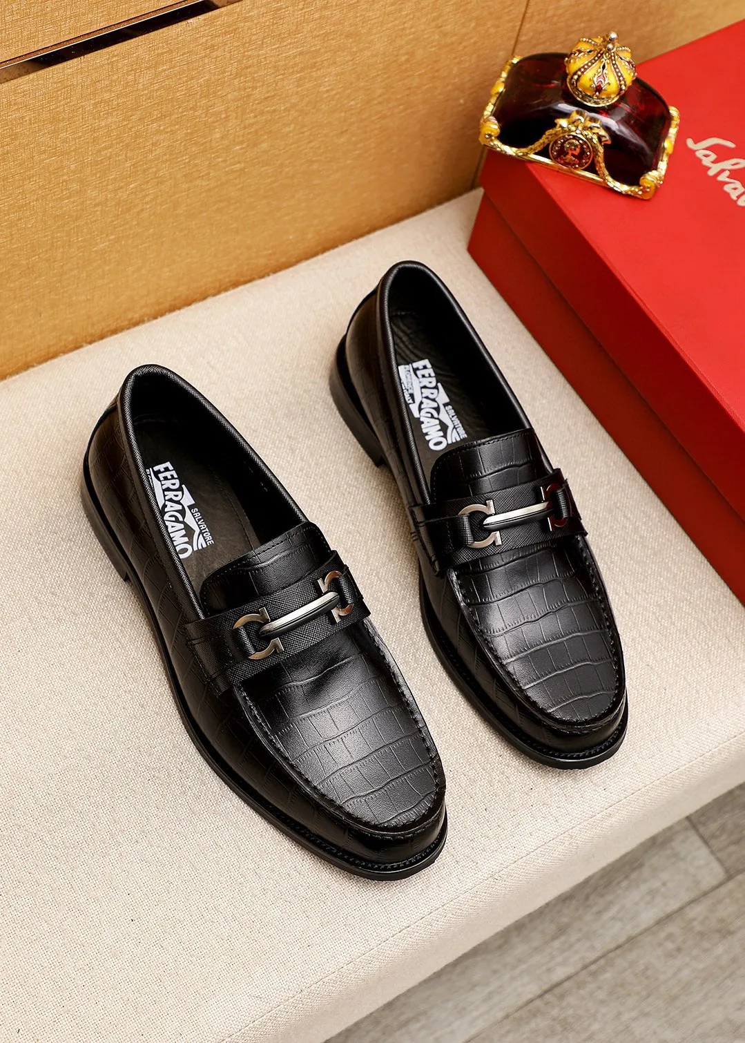 Men's shoes💰480💐 Product trademark: Ferragamo "Ferragamo" casual leather shoes Regular size: 38-44 (45.46🉑️customized) Product materials: Selected imported first-layer cowhide embossed upper + luxury hardware buckle, imported water-dyed cowhide leather lining. Strong three-dimensional visual effect, original outsole color: 1⃣️color optional